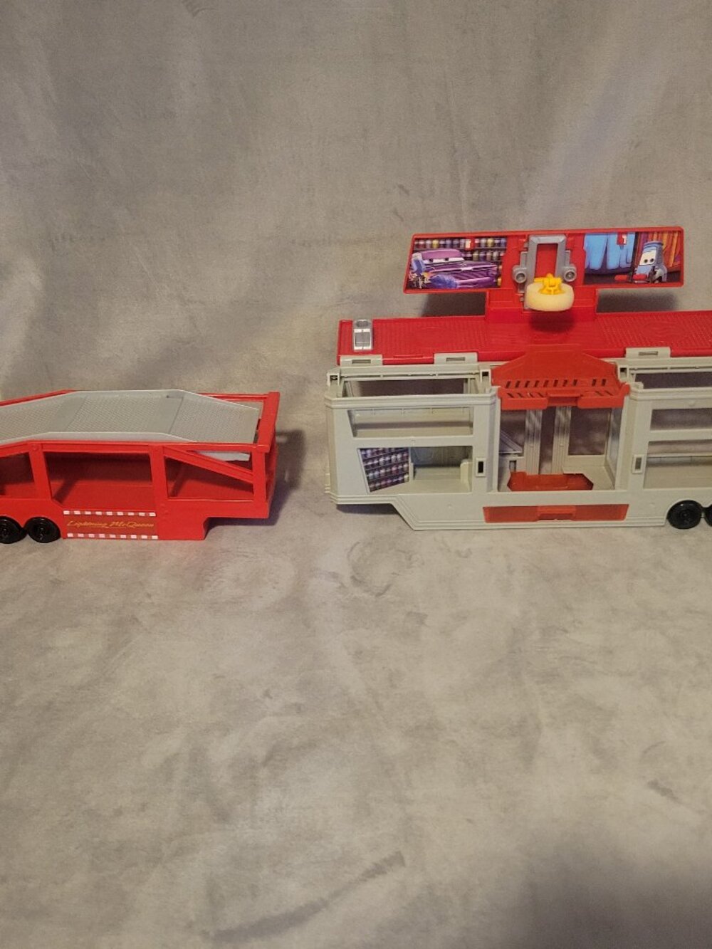 Disney Pixar Cars Lightning McQueen Rust-eze 95 Trailer Hauler Playset 1:55